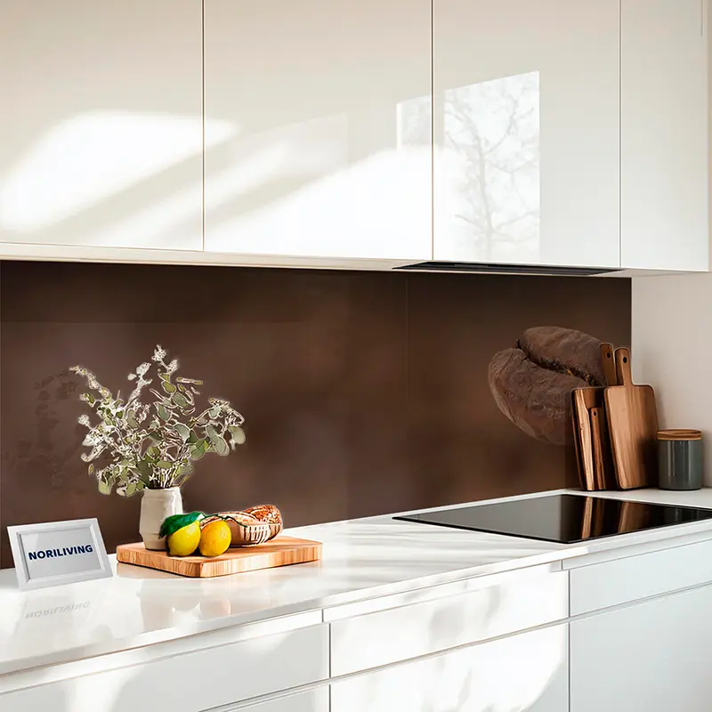 Küchenrückwand Alu Kaffeebohnen fallen aus der Luft auf braunen Hintergrund 003