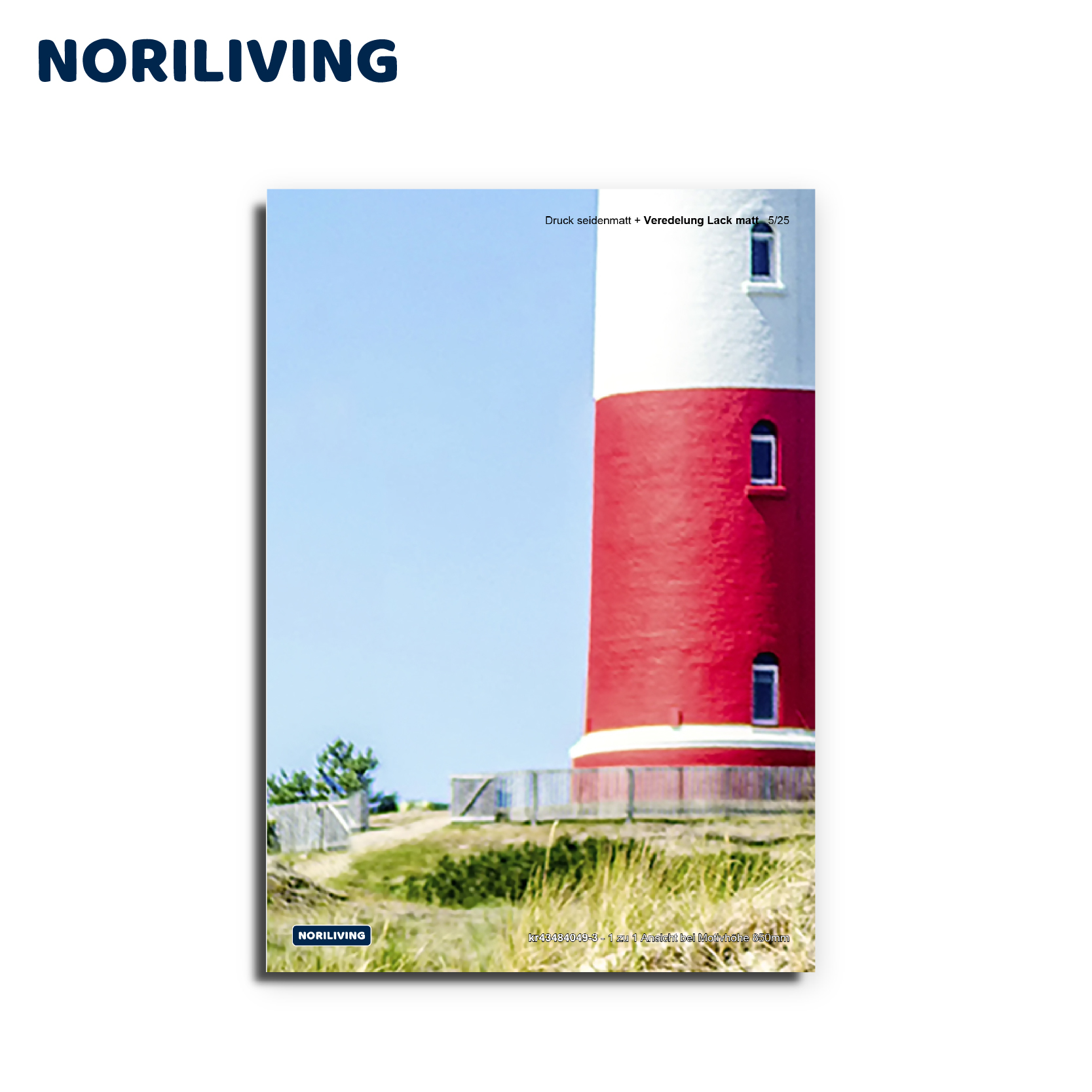 Poster von Leuchtturm in sonniger Landschaft Poster mit einem rot-weiß gestrichenen Leuchtturm in einer grünen Küstenlandschaft unter blauem Himmel