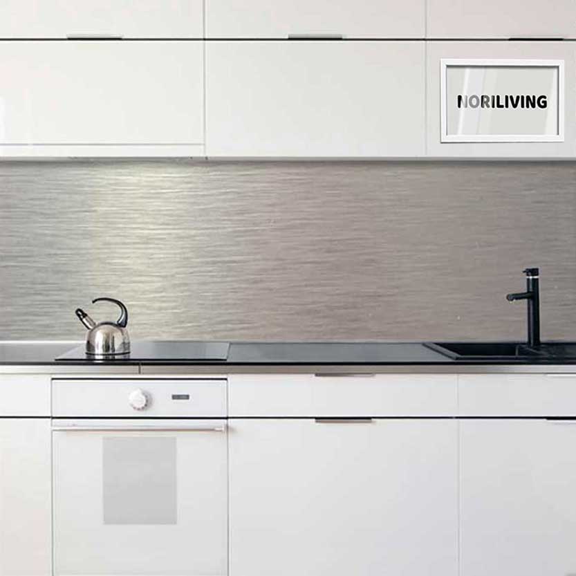 Moderne Einbauküche mit glänzendem Wasserkocher und schwarzer Armatur Helle, moderne Einbauküche mit Wasserkocher auf einem Elektroherd und schwarzer Armatur an der Spüle
