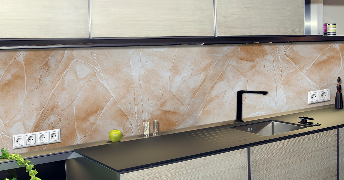Moderne Küchenzeile mit Marmor-Optik Fliesenspiegel Moderne Küche mit einer Arbeitsplatte, einer Spüle und einem Fliesenspiegel in Marmor-Optik. Ein grüner Apfel und Salz- und Pfefferstreuer stehen auf der Ablage.