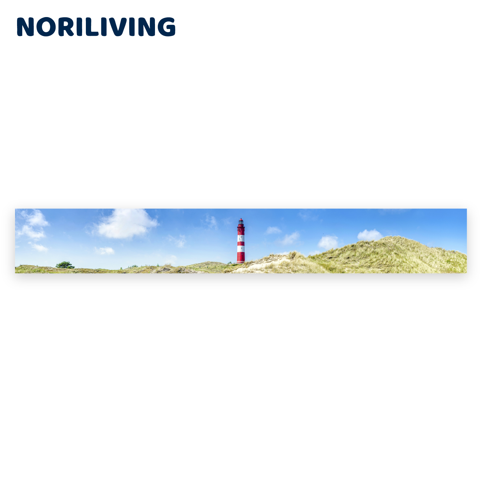 Panorama eines Leuchtturms hinter Sanddünen mit blauem Himmel Panoramafoto eines rot-weißen Leuchtturms, umgeben von Sanddünen unter blauem Himmel, bei Noriliving