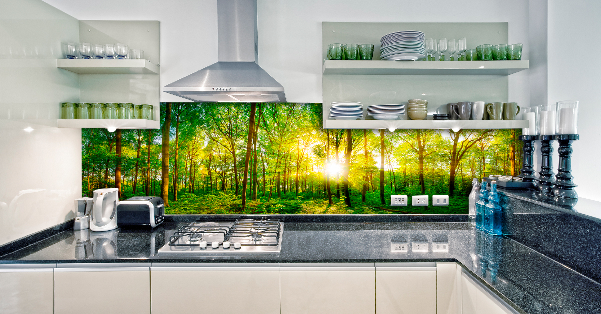 Moderne Küche mit Waldmotiv-Rückwand Küche mit Waldmotiv auf der Rückwand, umgeben von offenen Regalen und Küchengeräten.
