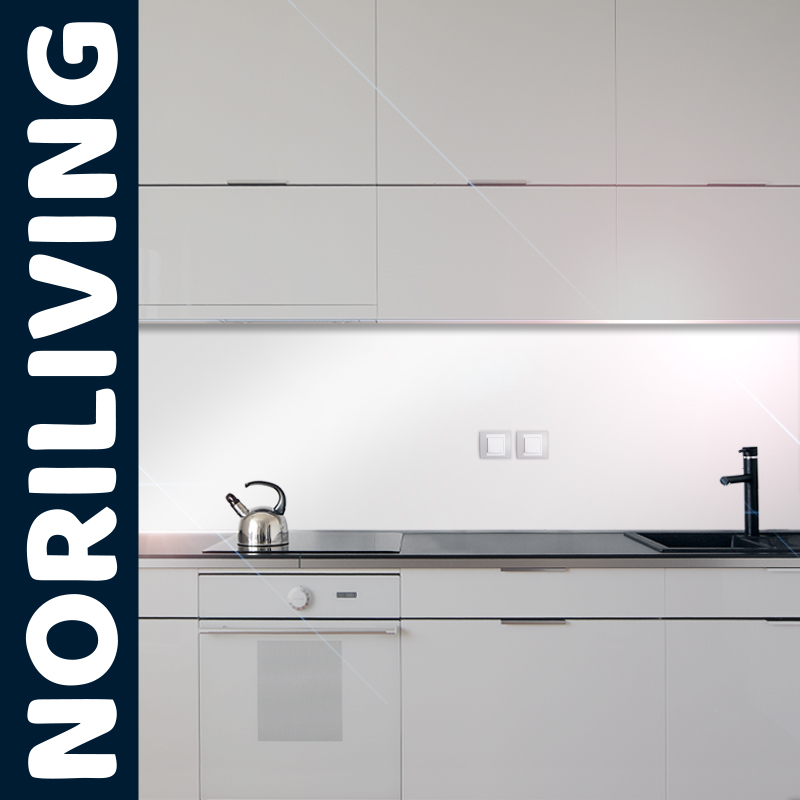 Moderne und minimalistische Einbauküche mit weißen Fronten und schwarzen Akzenten, präsentiert von NORILIVING Helle Einbauküche mit weißen Schränken, Edelstahlherd und Spüle; modern und stilvoll arrangiert von NORILIVING
