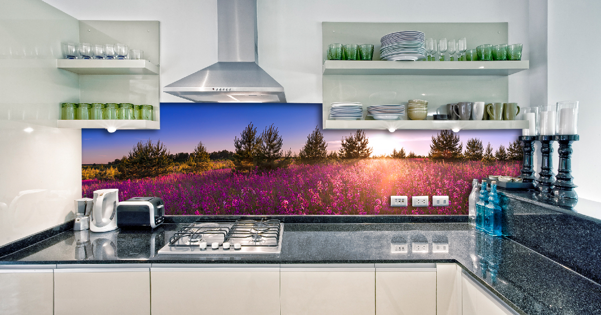 Küchenrückwand mit Landschaftsmotiv bei Sonnenuntergang Moderne Küche mit Herd und malerischer Rückwand, die ein Feld mit lila Blumen und Bäumen im Sonnenuntergang zeigt.