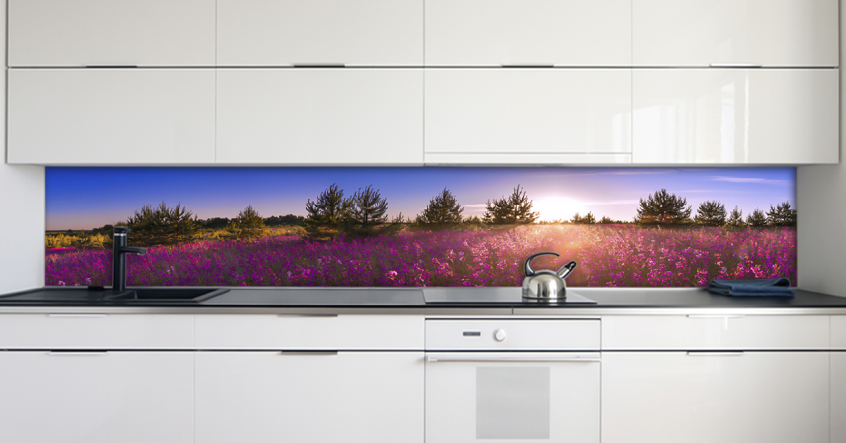 Küchenrückwand mit Blumenwiese bei Sonnenuntergang Moderne Küche mit einer Rückwand, die ein Bild von einer blühenden Wiese bei Sonnenuntergang zeigt