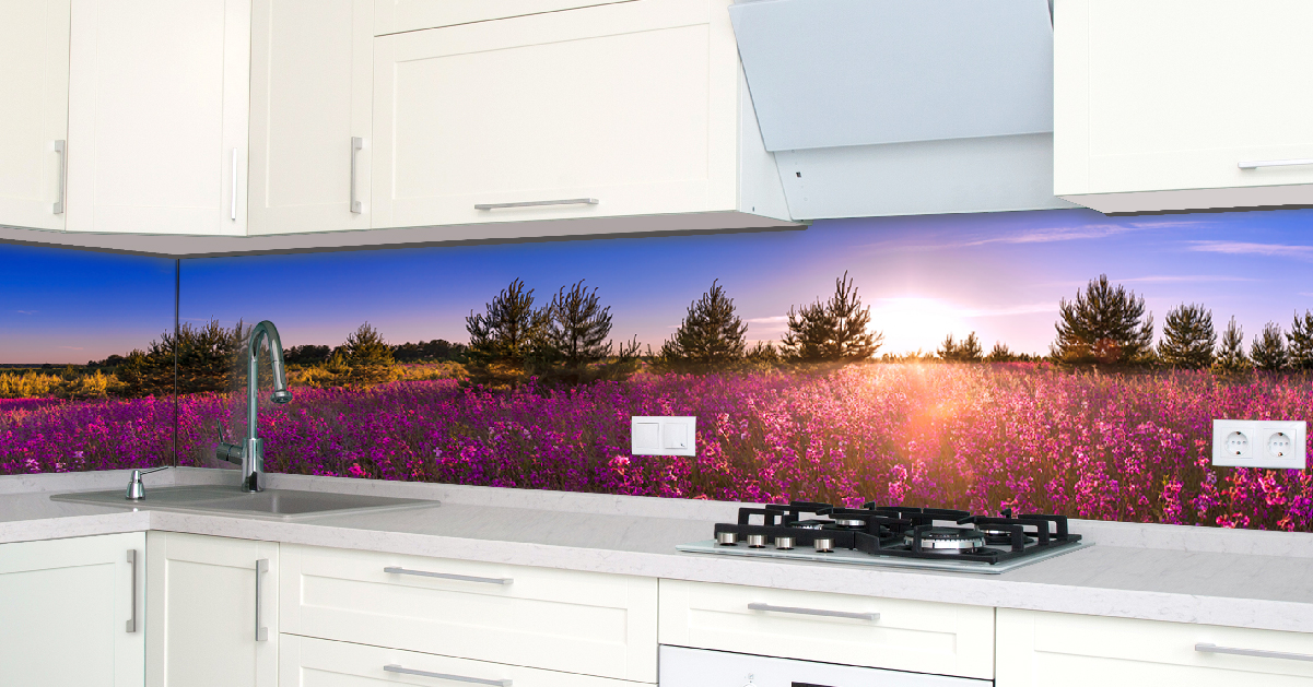 Moderne Küche mit buntem Landschaftsbild Küchenhintergrund mit blühendem Feld und Sonnenuntergang